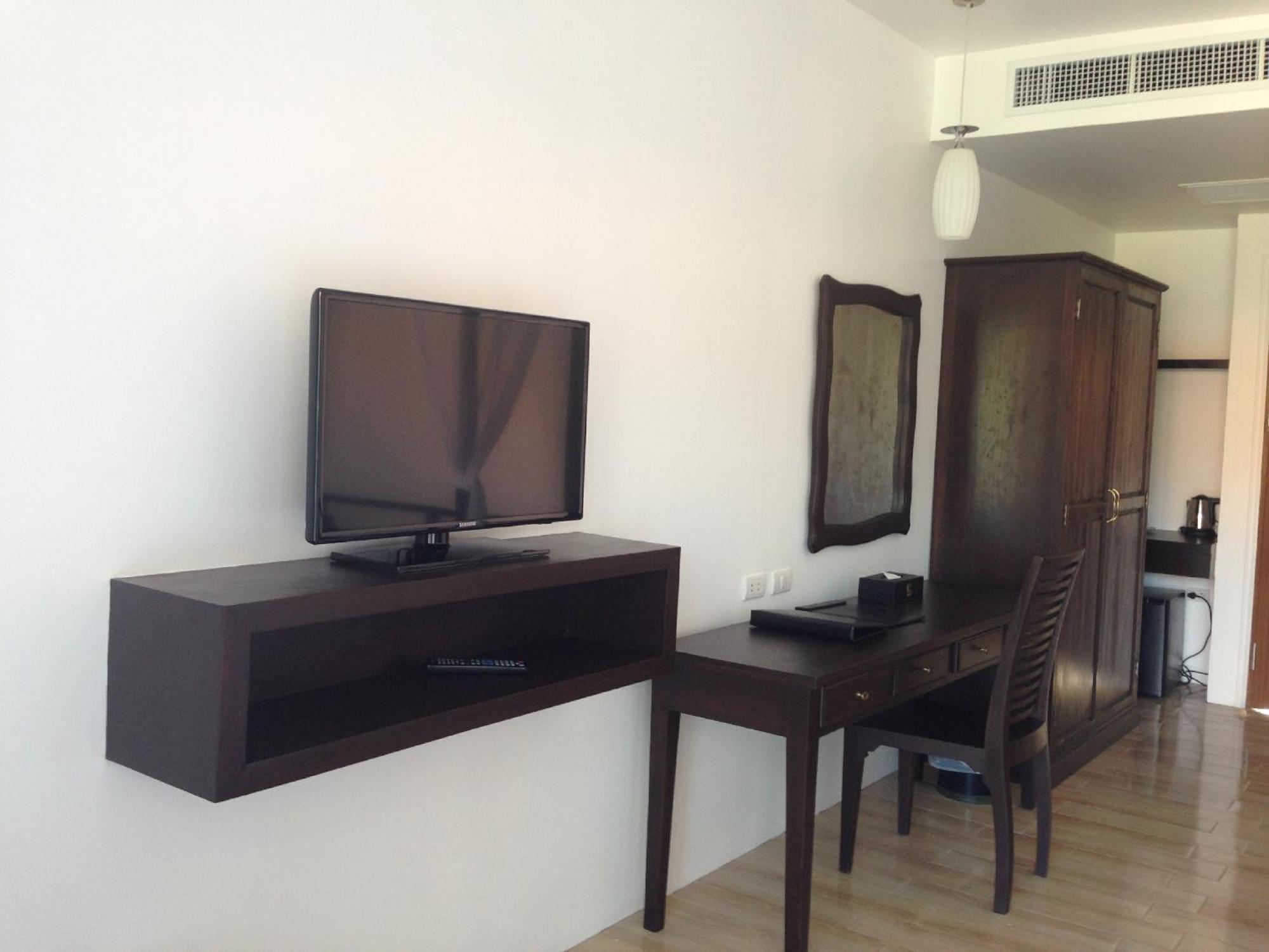 Blue Bay Resort - Access To Pool And Beach-Phuket & Krabi Ko Yao Exteriör bild A television set in a hotel room