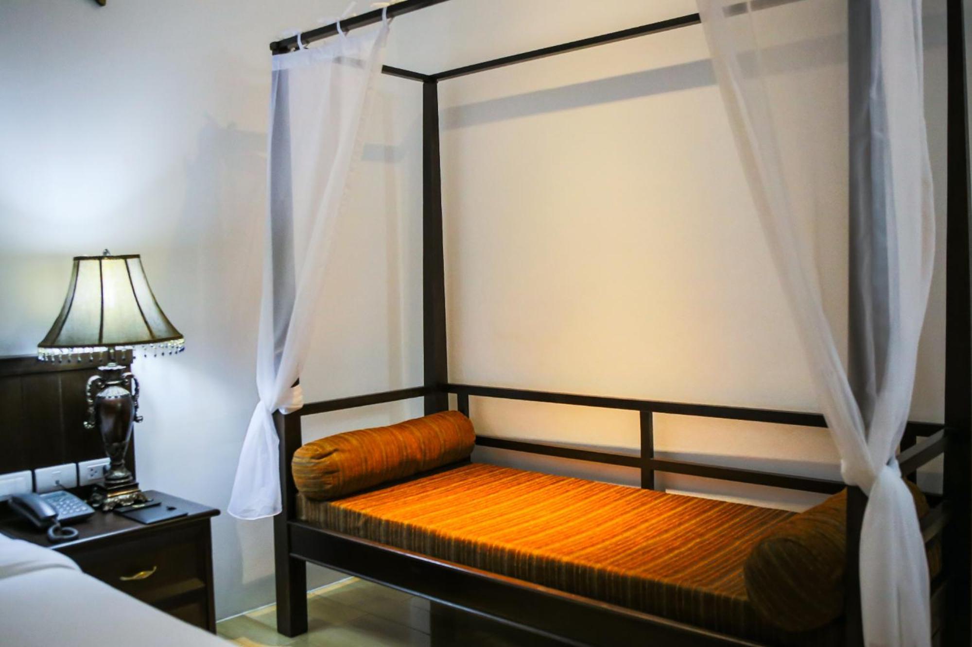 Blue Bay Resort - Access To Pool And Beach-Phuket & Krabi Ko Yao Exteriör bild A daybed with mosquito netting