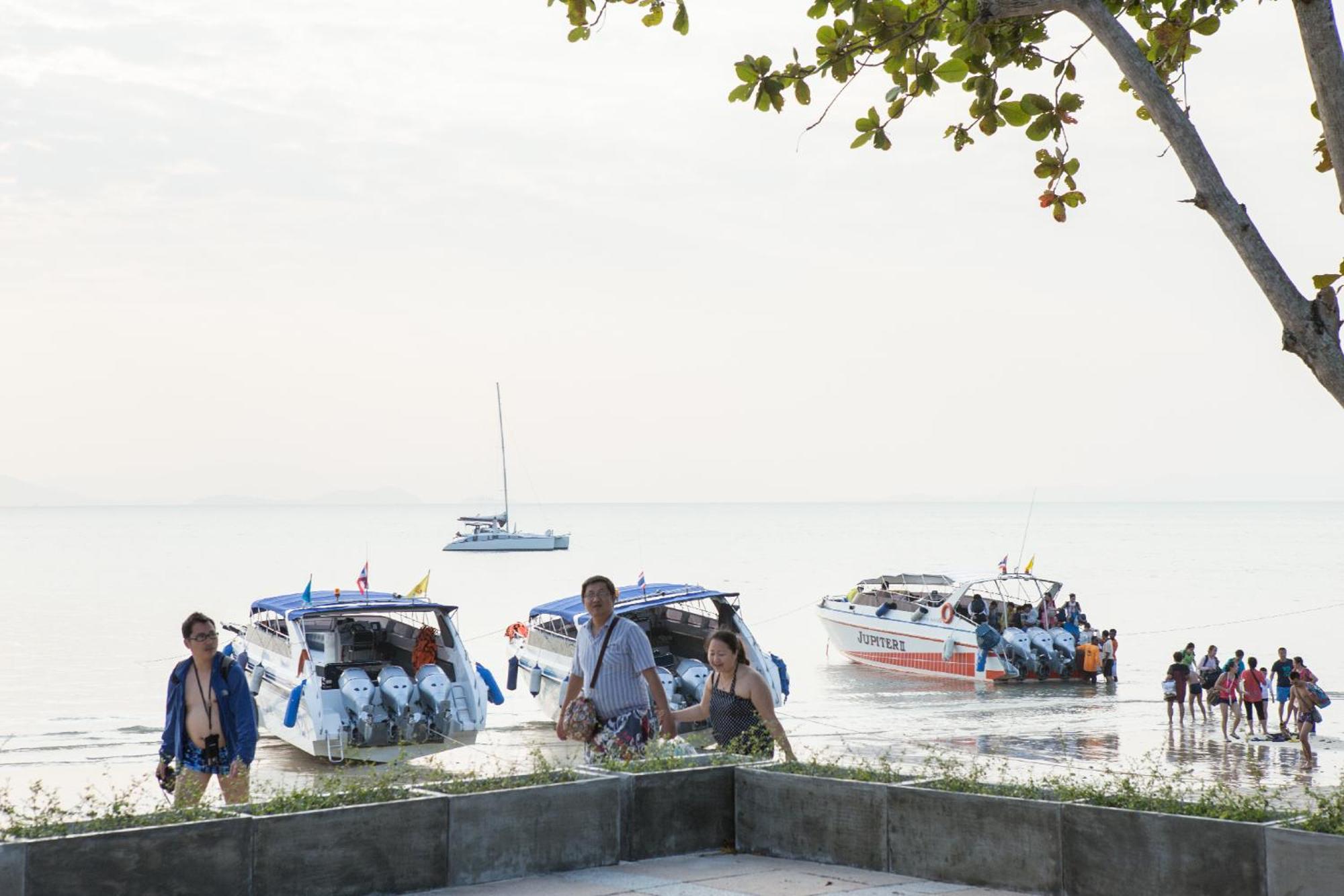 Blue Bay Resort - Access To Pool And Beach-Phuket & Krabi Ko Yao Exteriör bild Tourists disembarking from a boat at Pattaya Beach