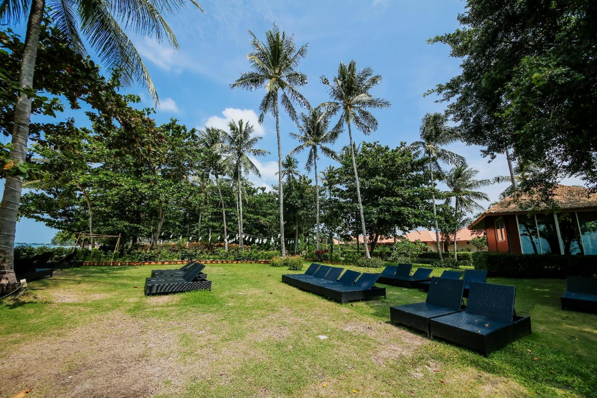 Blue Bay Resort - Access To Pool And Beach-Phuket & Krabi Ko Yao Exteriör bild The lawn at the resort
