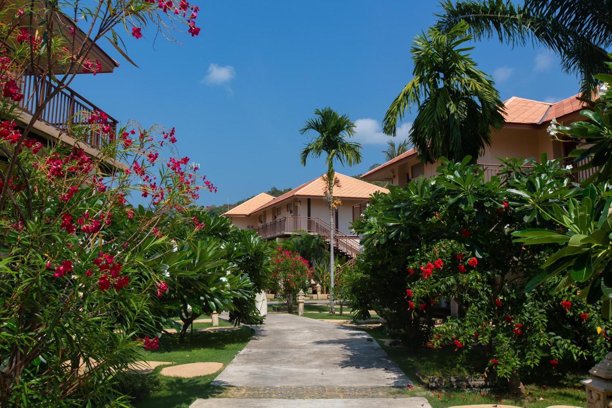 Blue Bay Resort - Access To Pool And Beach-Phuket & Krabi Ko Yao Exteriör bild The resort's main walkway