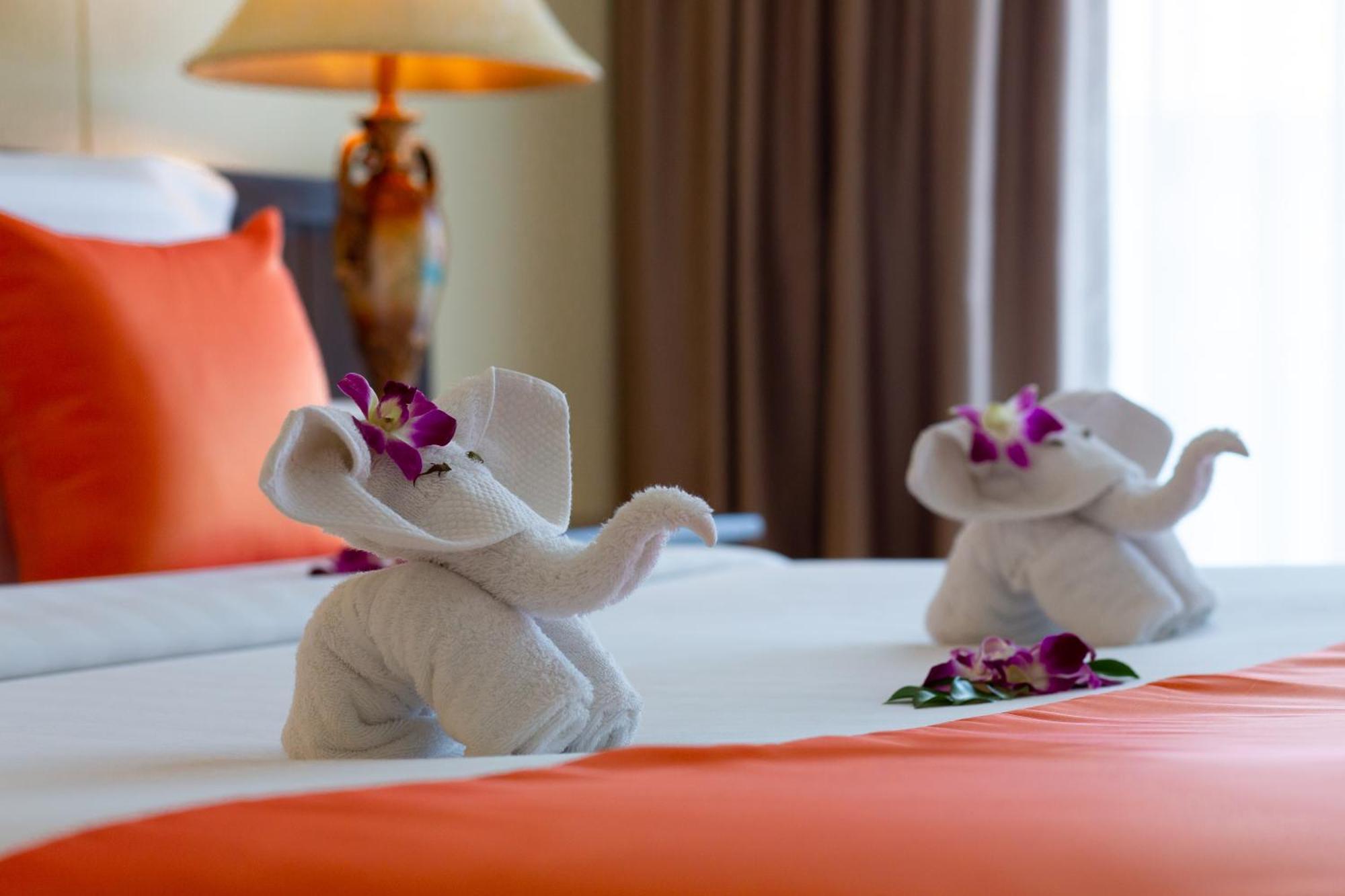 Blue Bay Resort - Access To Pool And Beach-Phuket & Krabi Ko Yao Exteriör bild A bed with a towel elephant