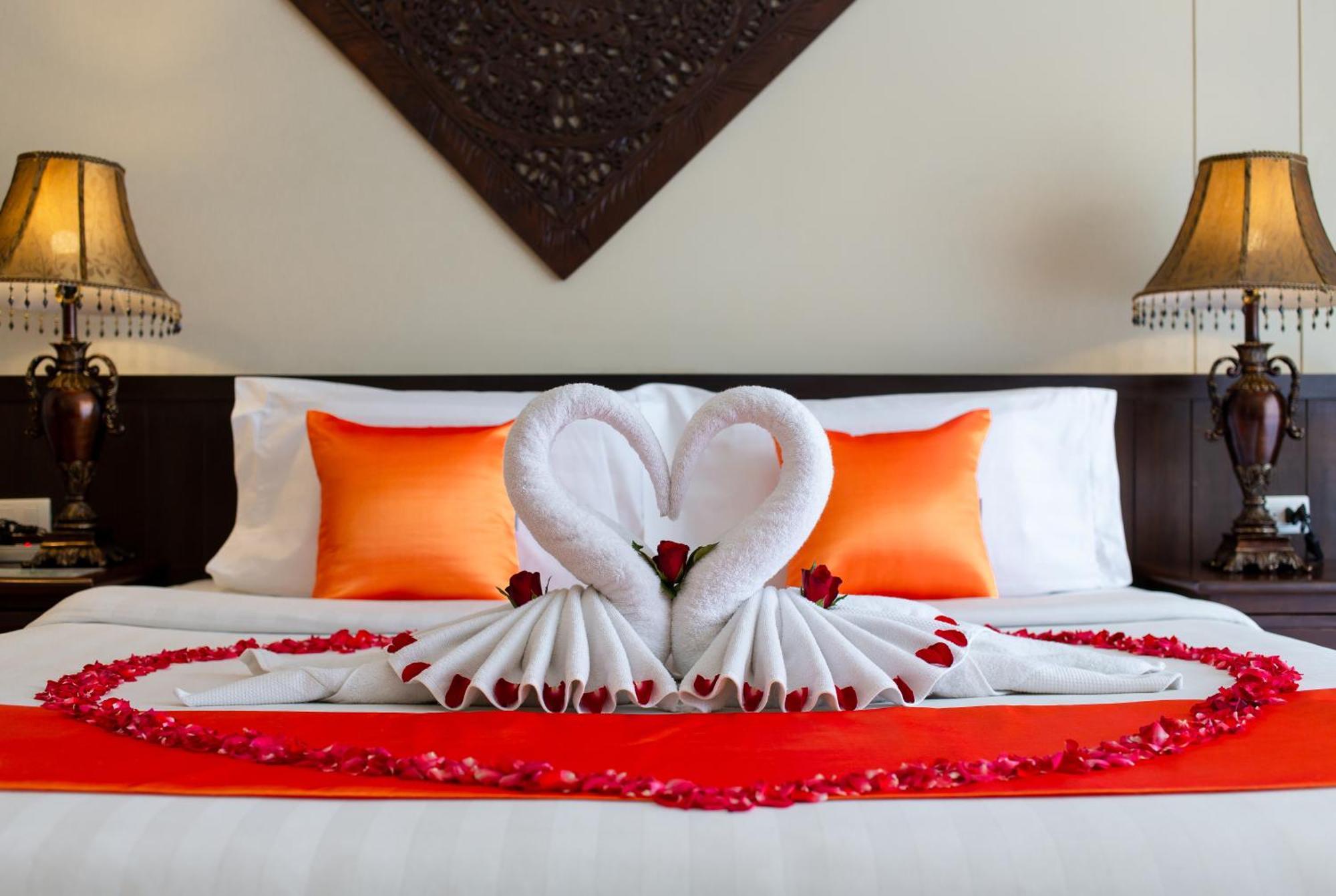 Blue Bay Resort - Access To Pool And Beach-Phuket & Krabi Ko Yao Exteriör bild A bed decorated for a honeymoon