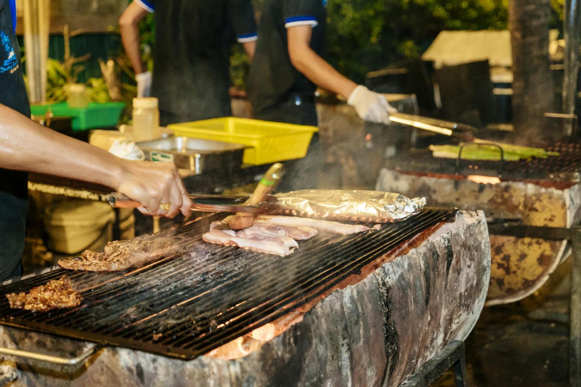 Blue Bay Resort - Access To Pool And Beach-Phuket & Krabi Ko Yao Exteriör bild Cooking with a flattop grill